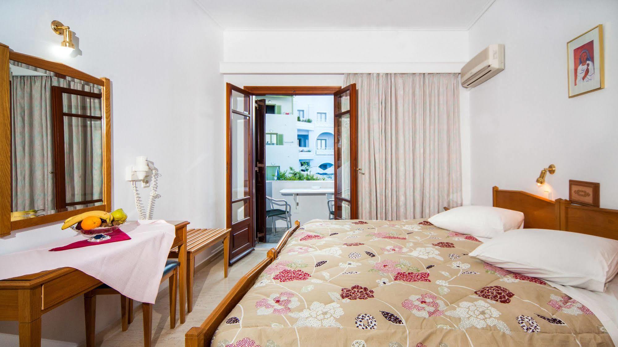 Irini'S Rooms Fteoura Kamari  Luaran gambar