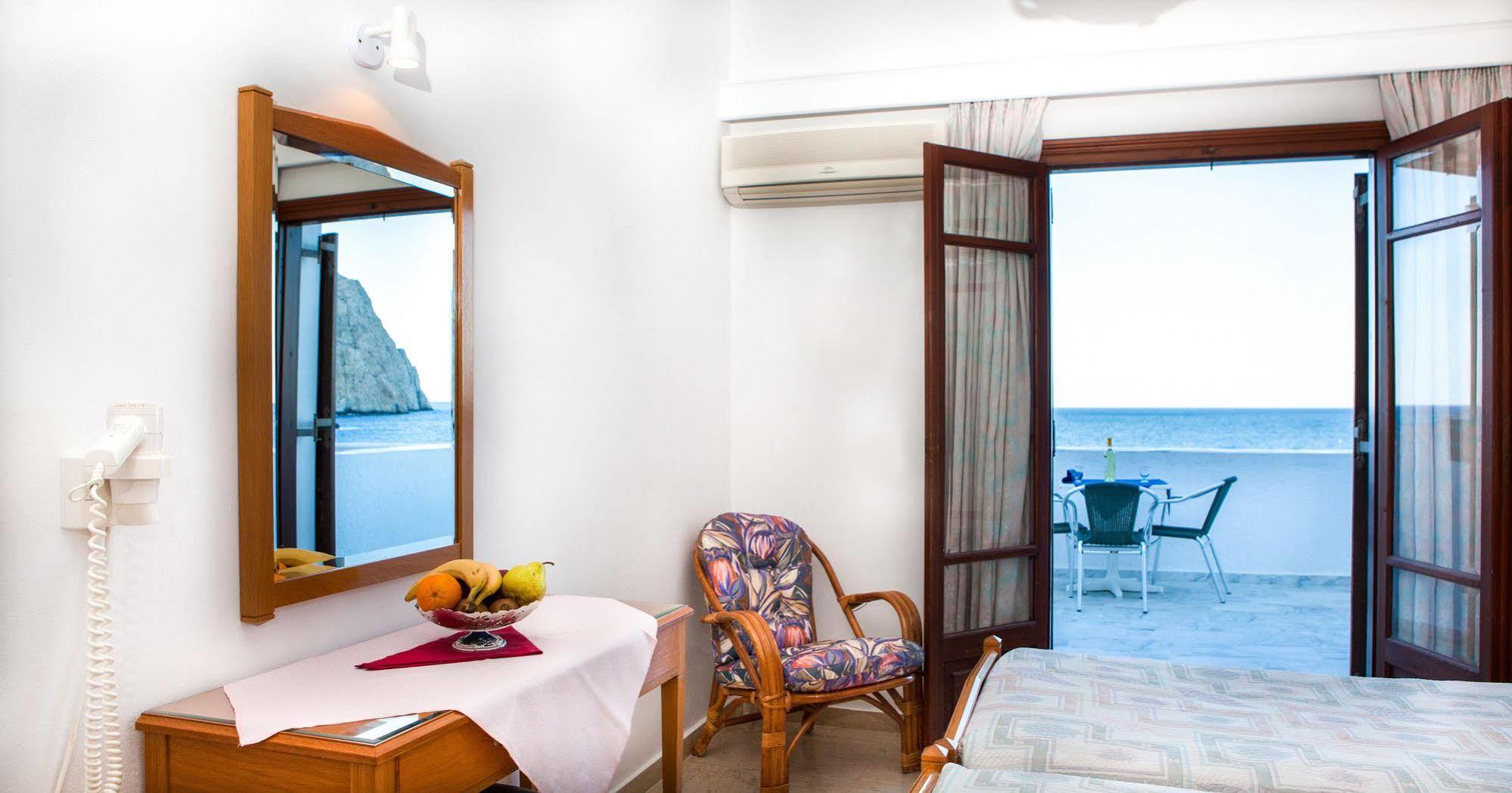 Irini'S Rooms Fteoura Kamari  Luaran gambar