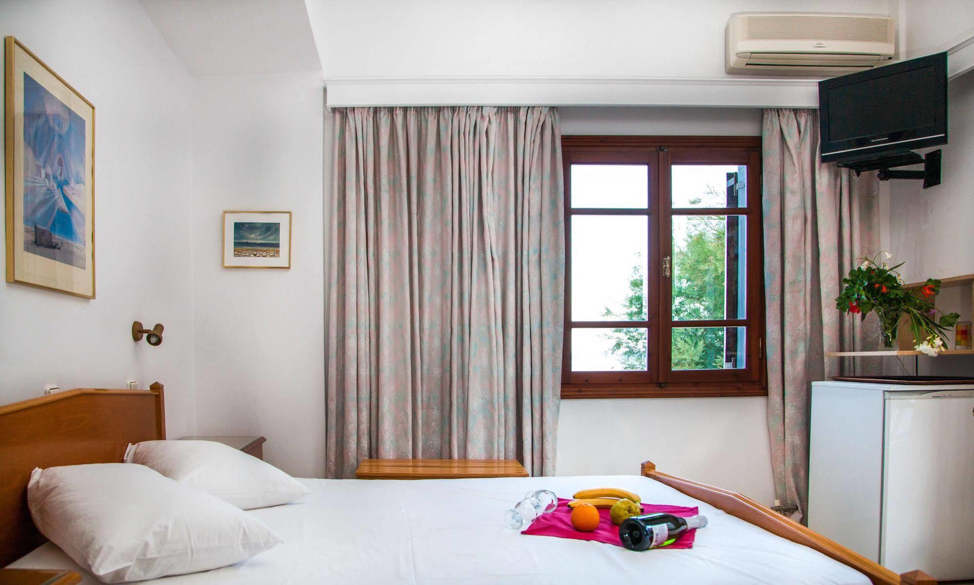 Irini'S Rooms Fteoura Kamari  Luaran gambar